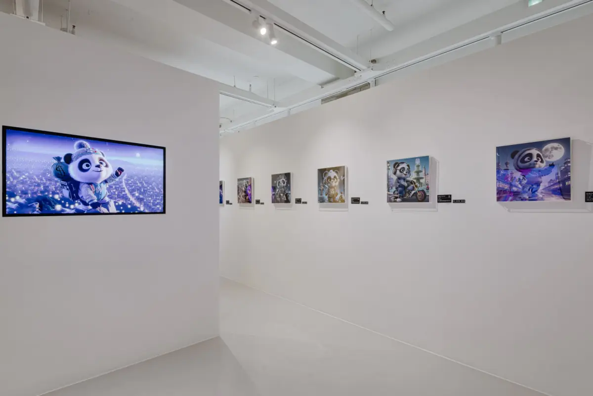 화이트 톤의 모던 NFT 아트 갤러리